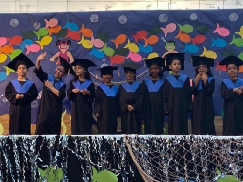 El Colegio Jesús Divino Obrero se inunda de surfistas, tiburones y ...